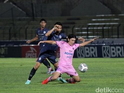 Bae Sin-yeong mendapat penjagaan ketat dari pemain Arema.