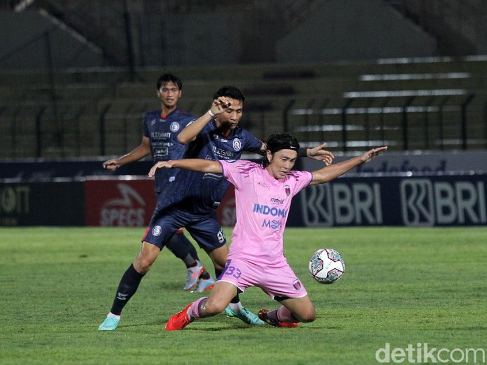 Arema FC gagal melanjutkan tren kemenangan di pekan sembilan BRI liga 1 musim ini. Bertemu Persita Tangerang, Singo Edan harus puas bermain imbang 2-2.