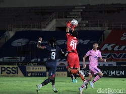 Kiper Persita Tangerang Dhika Bayangkara berusaha mengamankan gawangnya dari serangan para pemain Arema.