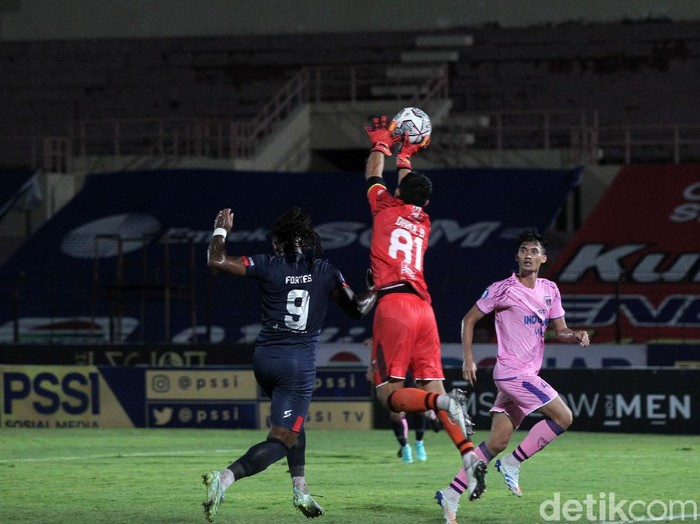 Arema FC gagal melanjutkan tren kemenangan di pekan sembilan BRI liga 1 musim ini. Bertemu Persita Tangerang, Singo Edan harus puas bermain imbang 2-2.
