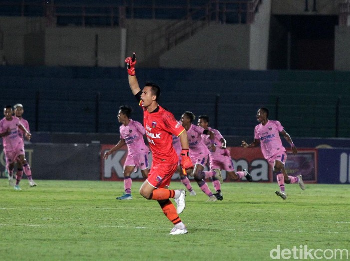 Arema FC gagal melanjutkan tren kemenangan di pekan sembilan BRI liga 1 musim ini. Bertemu Persita Tangerang, Singo Edan harus puas bermain imbang 2-2.