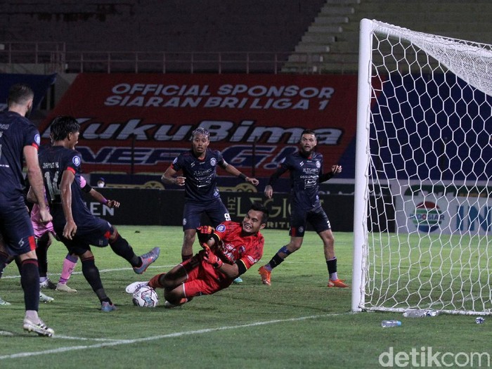 Arema FC gagal melanjutkan tren kemenangan di pekan sembilan BRI liga 1 musim ini. Bertemu Persita Tangerang, Singo Edan harus puas bermain imbang 2-2.