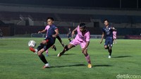 Pertandingan antara Arema FC vs Persita Tangerang berlangsung di Stadion Sultan Agung, Bantul, Rabu (27/10)