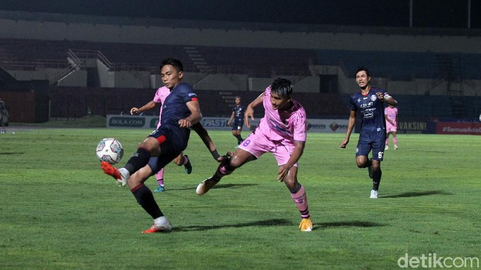 Arema vs Persita Tanpa Pemenang Arema FC gagal melanjutkan tren kemenangan di pekan sembilan BRI liga 1 musim ini. Bertemu Persita Tangerang, Singo Edan harus puas bermain imbang 2-2.