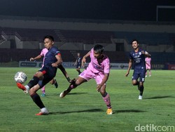 Pertandingan antara Arema FC vs Persita Tangerang berlangsung di Stadion Sultan Agung, Bantul, Rabu (27/10)