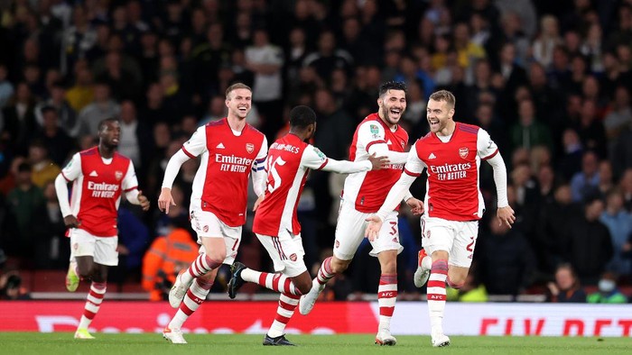 LONDON, ENGLAND - OCTOBER 26: Calum Chambers of Arsenal celebrates with team mates after scoring their sides first goal during the Carabao Cup Round of 16 match between Arsenal and Leeds United at Emirates Stadium on October 26, 2021 in London, England. (Photo by Alex Pantling/Getty Images)