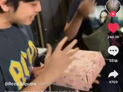 Bingung Kasih Kado Teman, Pria Ini Beri Nasi Kotak Tahlilan