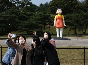 Boneka Squid Game di Seoul Bawa Warga Korsel Bernostalgia Boneka Squid Game di Seoul Bawa Warga Korsel Bernostalgia