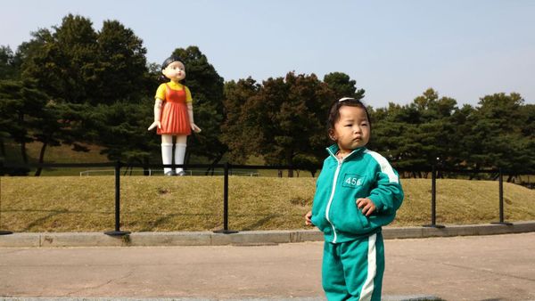 Mantap! Boneka Raksasa Younghee Squid Game Diserbu Publik