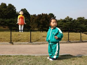 Mantap! Boneka Raksasa Younghee Squid Game Diserbu Publik