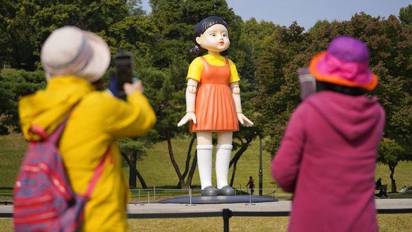 Boneka Squid Game Hiasi Taman Seoul, Anjing Jadi Pesertanya