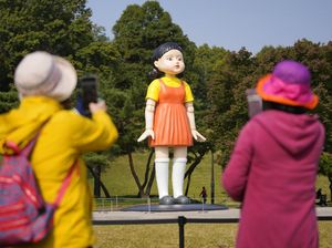 Boneka Squid Game Hiasi Taman Seoul, Anjing Jadi Pesertanya