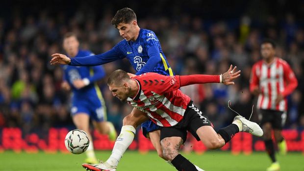 LONDON, ENGLAND - OCTOBER 26: Kai Havertz of Chelsea and Lyanco of Southampton battle for possession during the Carabao Cup Round of 16 match between Chelsea and Southampton at Stamford Bridge on October 26, 2021 in London, England. (Photo by Justin Setterfield/Getty Images)