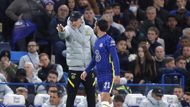 Chelsea vs Southampton Soccer Football - Carabao Cup - Round of 16 - Chelsea v Southampton - Stamford Bridge, London, Britain - October 26, 2021 Chelsea manager Thomas Tuchel talks to Ben Chilwell Action Images via Reuters/Paul Childs EDITORIAL USE ONLY. No use with unauthorized audio, video, data, fixture lists, club/league logos or 'live' services. Online in-match use limited to 75 images, no video emulation. No use in betting, games or single club /league/player publications. Please contact your account representative for further details.
