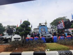 Buruh Kembali Gelar Aksi Demo, Jalan Ahmad Yani Karawang Ditutup