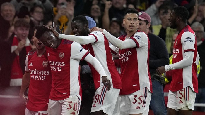 Arsenals Eddie Nketiah, left, celebrates with teammates after scoring his sides second goal during the English League Cup round of 16 soccer match between Arsenal and Leeds United at the Emirates Stadium in London, Tuesday, Oct. 26, 2021. (AP Photo/Matt Dunham)