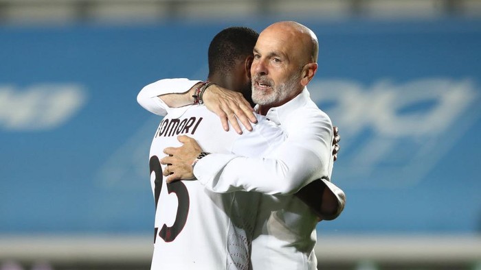 BERGAMO, ITALY - MAY 23: Stefano Pioli, Head Coach of A.C. Milan embraces Fikayo Tomori of A.C. Milan following the Serie A match between Atalanta BC and AC Milan at Gewiss Stadium on May 23, 2021 in Bergamo, Italy. Sporting stadiums around Italy remain under strict restrictions due to the Coronavirus Pandemic as Government social distancing laws prohibit fans inside venues resulting in games being played behind closed doors.  (Photo by Marco Luzzani/Getty Images)