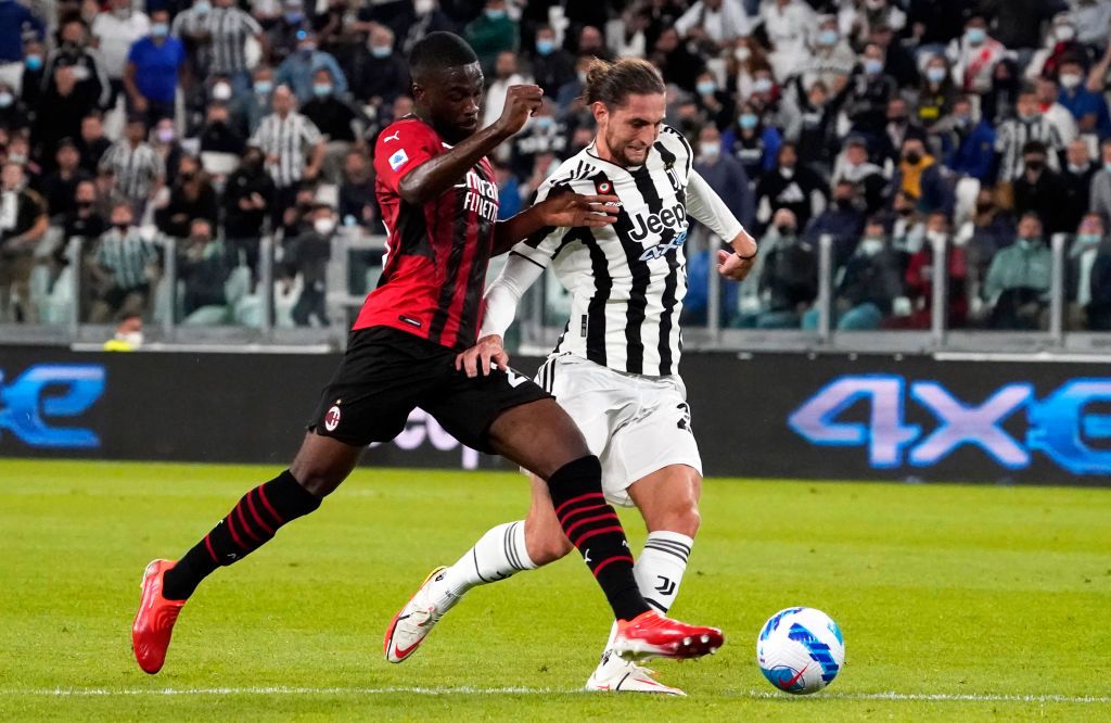 BERGAMO, ITALY - MAY 23: Stefano Pioli, Head Coach of A.C. Milan embraces Fikayo Tomori of A.C. Milan following the Serie A match between Atalanta BC and AC Milan at Gewiss Stadium on May 23, 2021 in Bergamo, Italy. Sporting stadiums around Italy remain under strict restrictions due to the Coronavirus Pandemic as Government social distancing laws prohibit fans inside venues resulting in games being played behind closed doors.  (Photo by Marco Luzzani/Getty Images)