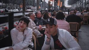Momen Romantis Rob Clinton dan Chelsea Islan Saat Ngopi Berdua