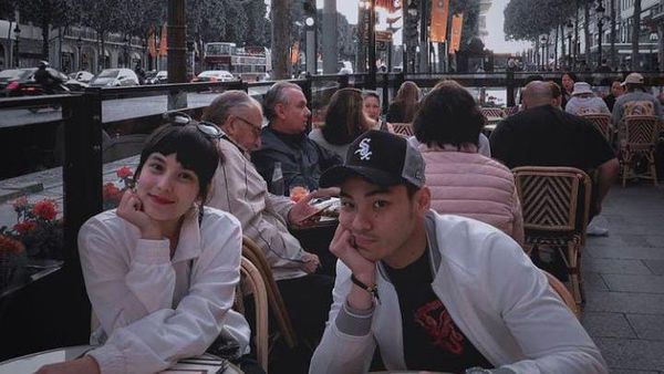 Momen Romantis Rob Clinton dan Chelsea Islan Saat Ngopi Berdua