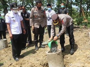 Rumah Guru yang Sempat Tinggal Serumah dengan Kambing Mulai Dibangun Rumah Guru yang Sempat Tinggal Serumah dengan Kambing Mulai Dibangun