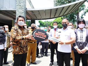 Herman Deru Serahkan Bantuan Kendaraan Operasional ke BNN Sumsel