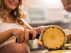 Bumil Makan Nanas dan Durian Bisa Picu Keguguran? Obgyn Ungkap Faktanya