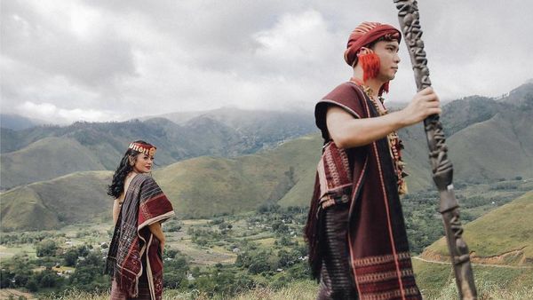 10 Ide Foto Prewedding Tanpa Bersentuhan Pakai Busana Adat, Tetap Estetik