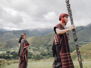 10 Ide Foto Prewedding Tanpa Bersentuhan Pakai Busana Adat, Tetap Estetik 10 Ide Foto Prewedding Tanpa Bersentuhan Pakai Busana Adat, Tetap Estetik