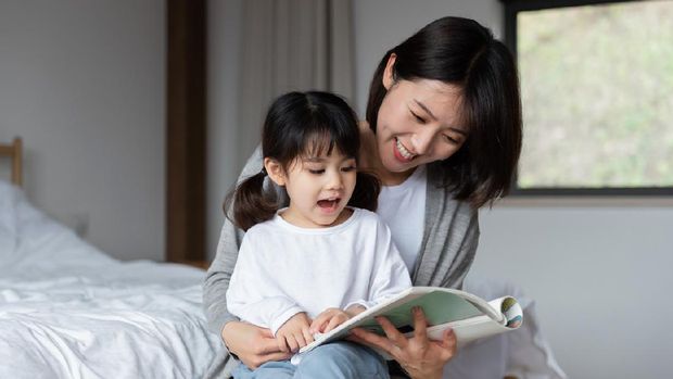 Ilustrasi ibu dan anak membaca buku