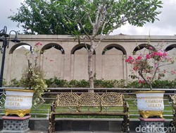 Sentuhan Mensos Risma di Makam Bung Karno