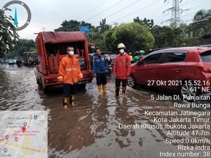 Hujan Deras Guyur DKI, Jalan DI Panjaitan Cawang Sempat Tergenang