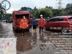 Hujan Deras Guyur DKI, Jalan DI Panjaitan Cawang Sempat Tergenang