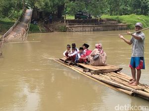 Jembatan Ambruk Nggak Bikin Semangat Bocah SD di Pandeglang Surut Jembatan Ambruk Nggak Bikin Semangat Bocah SD di Pandeglang Surut