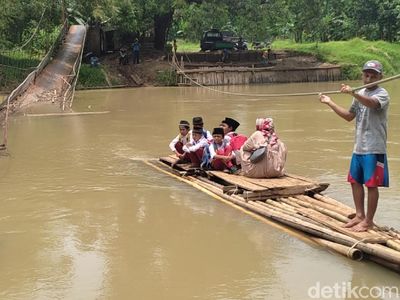 Jembatan Ambruk Nggak Bikin Semangat Bocah SD di Pandeglang Surut