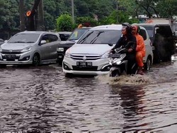 Jalan DI Panjaitan Cawang Tergenang, Lalin Macet