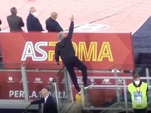 Aksi Panjat Pagar Mourinho Berikan Instruksi ke Pemain AS Roma Aksi Panjat Pagar Mourinho Berikan Instruksi ke Pemain AS Roma