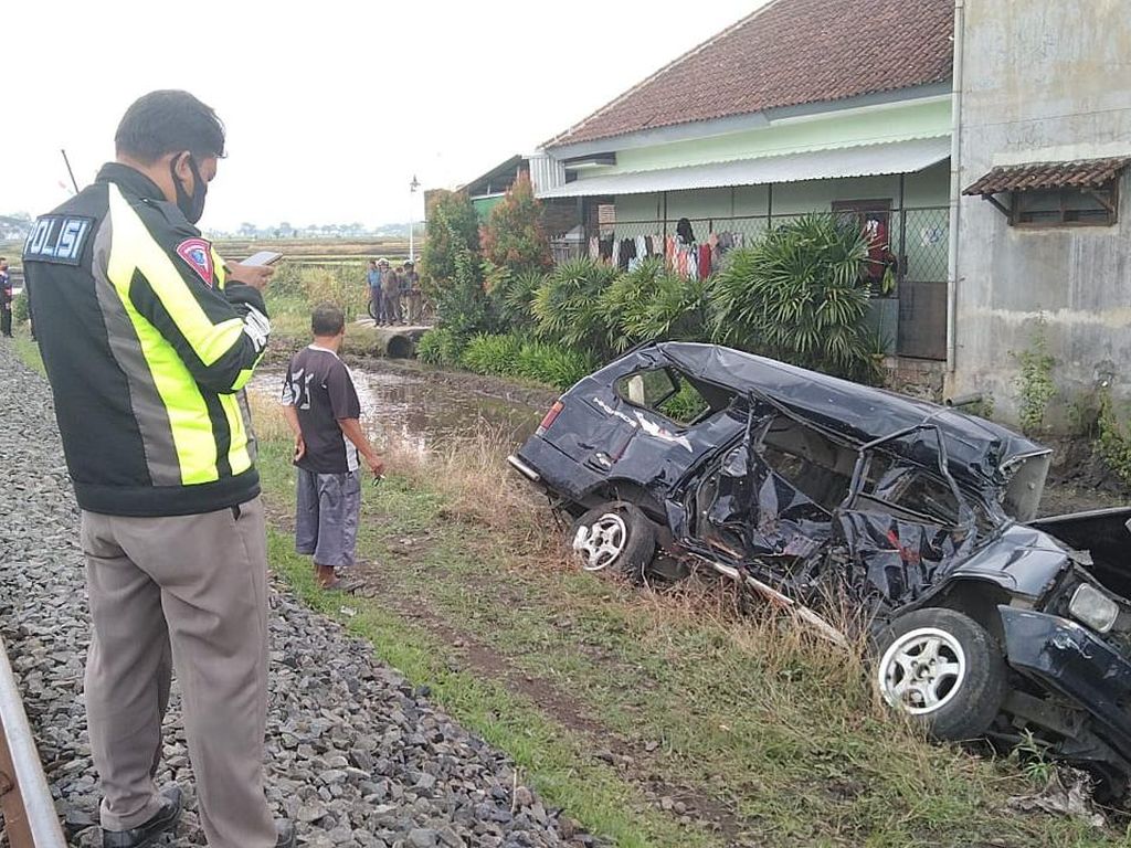 Mobil di Malang Ringsek Dihantam Kereta Karena Mesin Mati