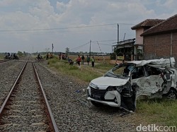 Tabrakan KA Vs Mobil di Grobogan, 3 Orang Tewas Tabrakan KA Vs Mobil di Grobogan, 3 Orang Tewas