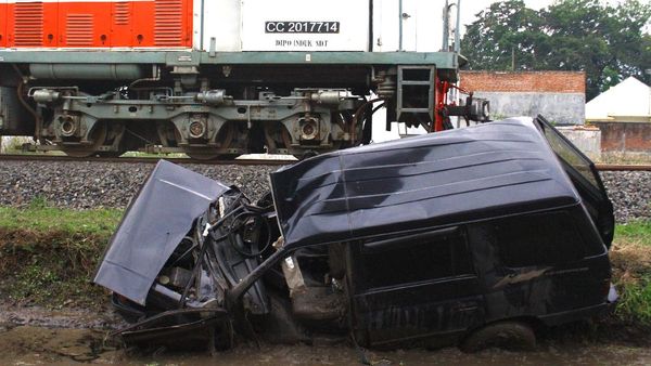 Minibus Ringsek Usai Disundul Kereta di Malang