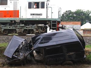Minibus Ringsek Usai Disundul Kereta di Malang