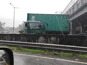 Petugas Evakuasi Truk Kontainer yang Kecelakaan di Tol Jakarta-Cikampek Petugas Evakuasi Truk Kontainer yang Kecelakaan di Tol Jakarta-Cikampek