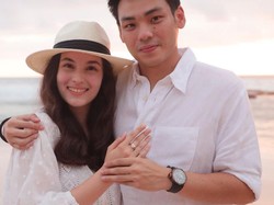 Raut Bahagia Chelsea Islan yang Dilamar Rob Clinton Kardinal