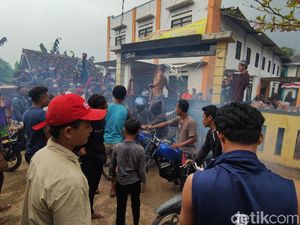 Tuntut Kades Mundur, Massa Kepung Kantor Desa Sindangraja Cianjur