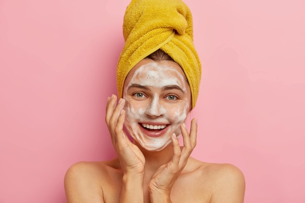Mencegah jerawat dengan cuci muka/ sumber: freepik.com/ wayhomestudio Mencegah jerawat dengan cuci muka