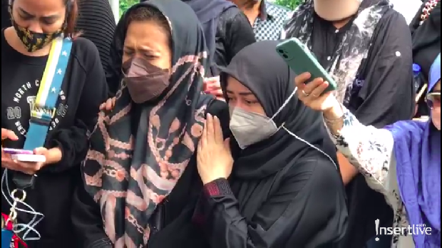 Oddie Agam Dimakamkan, Istri Menangis di Pelukan Chintammi