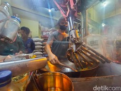Penjual Nasi Goreng di Kota Malang Masak Dibantu Robot