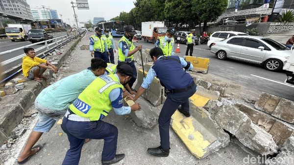 Ditabrak Truk Tanah, Separator Busway Dievakuasi