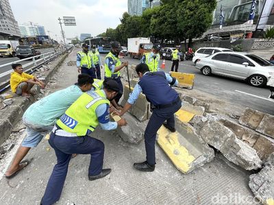 Ditabrak Truk Tanah, Separator Busway Dievakuasi