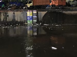 Pintu Air Manggarai Siaga 3, Warga Bantaran Sungai Diminta Waspada Banjir Pintu Air Manggarai Siaga 3, Warga Bantaran Sungai Diminta Waspada Banjir